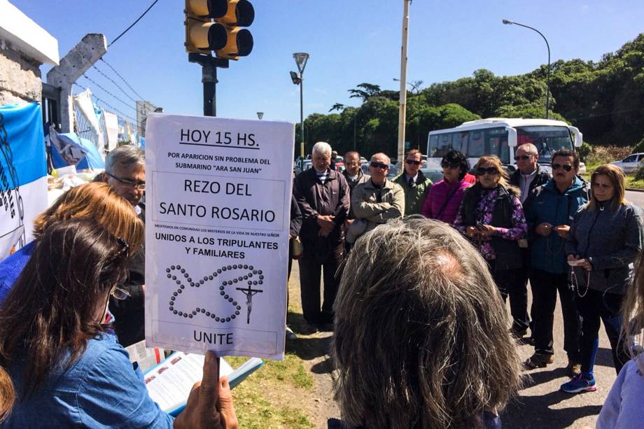 Familiares rezam por tripulantes do submarino San Juan em Mar del Plata, na Argentina - 24/11/2017