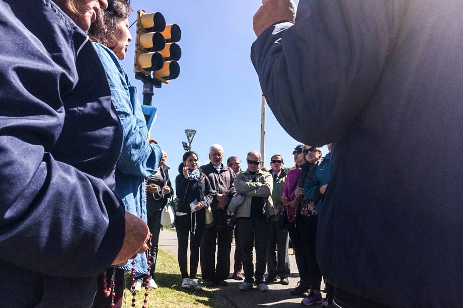 Familiares rezam por tripulantes do submarino San Juan em Mar del Plata, na Argentina - 24/11/2017