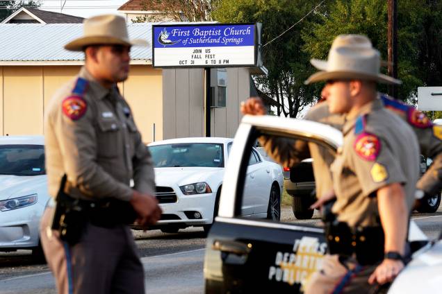 Policaiis realizam patrulha próximos à Primeira Igreja Batista de Sutherland Springs, no estado americano do Texas, onde atirador matou 26 pessoas e feriu 20 - 06/11/2017 Policaiis realizam patrulha próximos à Primeira Igreja Batista de Sutherland Springs, no estado americano do Texas, onde atirador matou 26 pessoas e feriu 20 - 06/11/2017