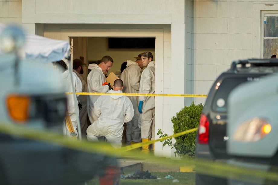 Policiais e peritos isolam área onde atirador abriu fogo e matou ao menos 26 pessoas na Primeira Igreja Batista em Sutherland Springs, no estado americano do Texas - 05/11/2017