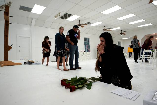 Fiéis rezam na Igreja Batista de Sutherland Springs, onde 26 pessoas morreram em um ataque a tiros na semana passada. A igreja foi aberta ao público como memorial dos mortos, no Texas - 12/11/2017 Fiéis rezam na Igreja Batista de Sutherland Springs, onde 26 pessoas morreram em um ataque a tiros na semana passada. A igreja foi aberta ao público como memorial dos mortos, no Texas - 12/11/2017