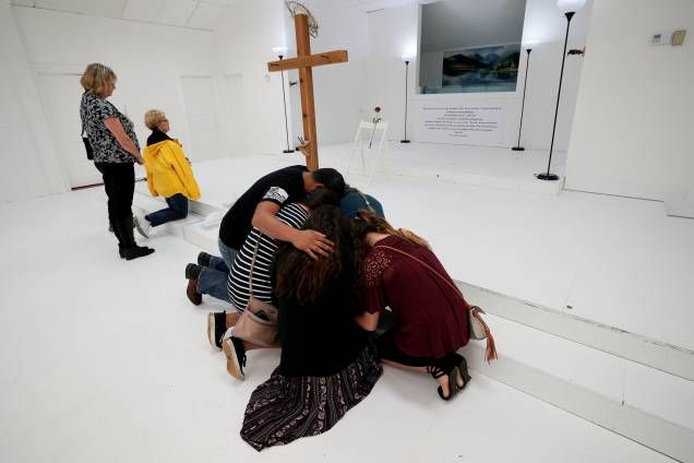 Fiéis rezam na Igreja Batista de Sutherland Springs, onde 26 pessoas morreram em um ataque a tiros na semana passada. A igreja foi aberta ao público como memorial dos mortos, no Texas - 12/11/2017 Fiéis rezam na Igreja Batista de Sutherland Springs, onde 26 pessoas morreram em um ataque a tiros na semana passada. A igreja foi aberta ao público como memorial dos mortos, no Texas - 12/11/2017