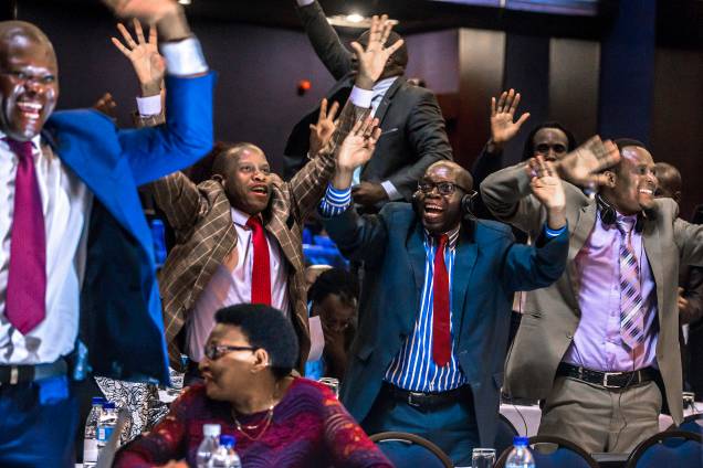 Membros do parlamento do Zimbábue celebram após a renúncia do ditador Robert Mugabe em Harare - 21/11/2017 Membros do parlamento do Zimbábue celebram após a renúncia do ditador Robert Mugabe em Harare - 21/11/2017