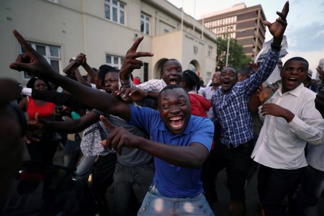 População vai às ruas para celebrar a renúncia do ditador Robert Mugabe em Harare, no Zimbábue - 21/11/2017 População vai às ruas para celebrar a renúncia do ditador Robert Mugabe em Harare, no Zimbábue - 21/11/2017