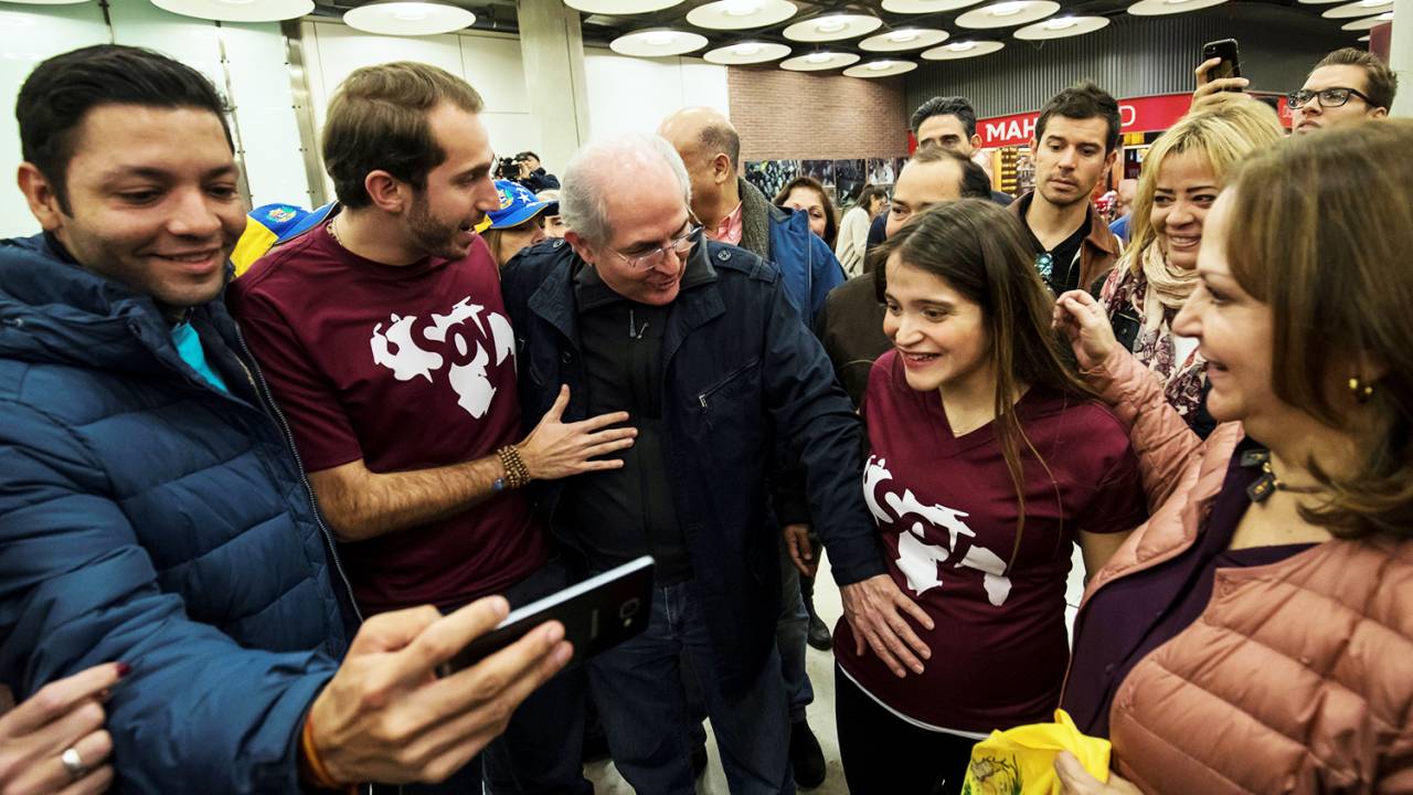 O opositor venezuelano Antonio Ledezma, chega ao Aeroporto de Madrid-Barajas, na Espanha - 18/11/2017