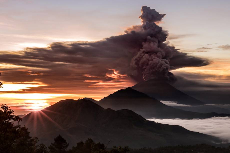 O vulcão Monte Agung é visto expelindo fumaça e cinzas em Bali, na Indonésia - 26/11/2017