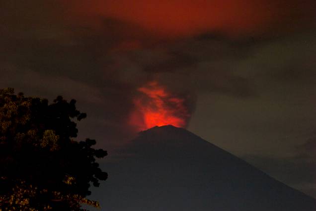 Vista do vulcão do Monte Agung durante erupção em Bali, na Indonésia - 27/11/2017 Vista do vulcão do Monte Agung durante erupção em Bali, na Indonésia - 27/11/2017