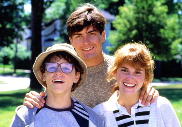 Charlie Sheen, Corey Haim e Kerri Green no filme A Inocência do Primeiro Amor