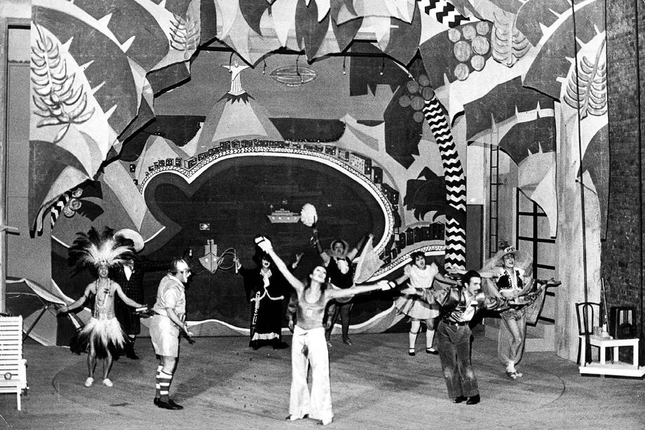 Atores durante apresentação da peça "O Rei da Vela" (1967), dirigida por José Celso Martinez Corrêa. (São Paulo (SP), 1967