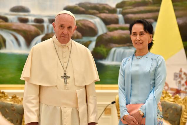 O Papa Francisco se reúne com a líder de Mianmar, Aung San Suu Kyi, na capital Naypyidaw, durante sua visita oficial ao país - 28/11/201 O Papa Francisco se reúne com a líder de Mianmar, Aung San Suu Kyi, na capital Naypyidaw, durante sua visita oficial ao país - 28/11/201