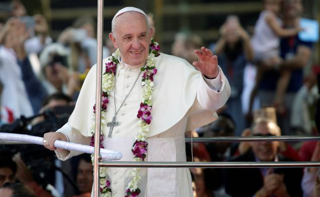 Papa Francisco acena para fiéis durante sua visita a Bangladesh - 01/12/2017 Papa Francisco acena para fiéis durante sua visita a Bangladesh - 01/12/2017