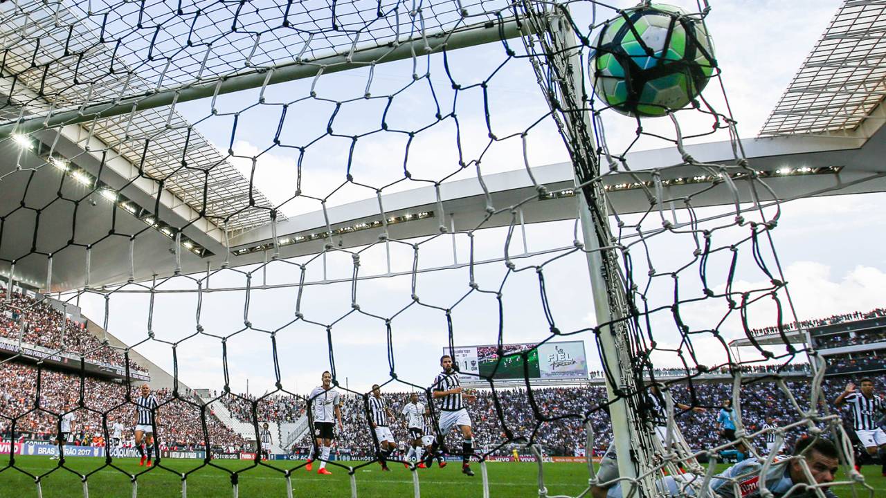 Jadson marca gol durante partida entre Corinthians e Atlético-MG, realizada na Arena Corinthians, zona leste da capital paulista - 26/11/2017