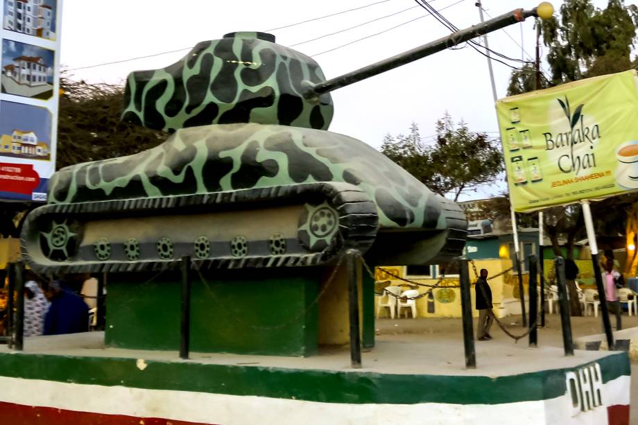 Tanque transformado em monumento no centro de Hargeisa.