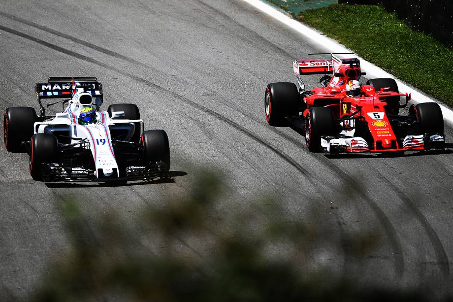 O piloto brasileiro Felipe Massa, da Williams, e o alemão Sebastian Vettel, da Ferrari, durante treino livre para o Grande Prêmio do Brasil, em Interlagos - 10/11/2017