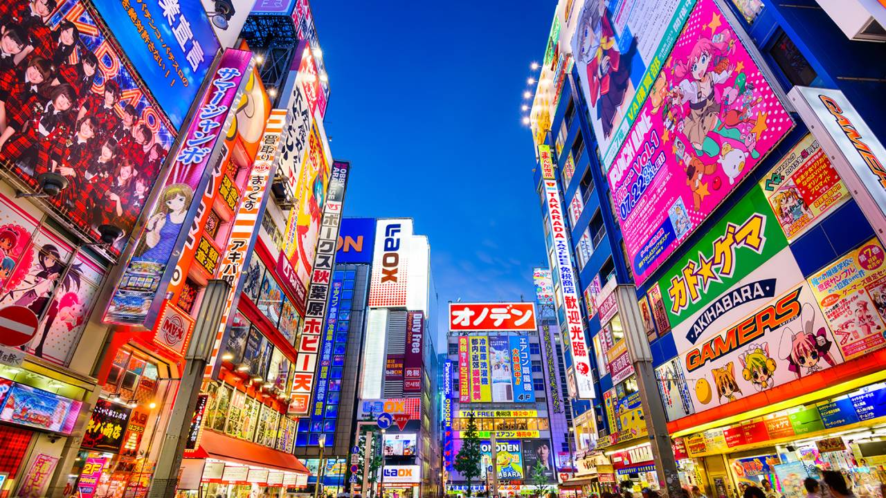 Pedestres caminham em Akihabara, distrito de Tóquio, no Japão – 19/08/2015