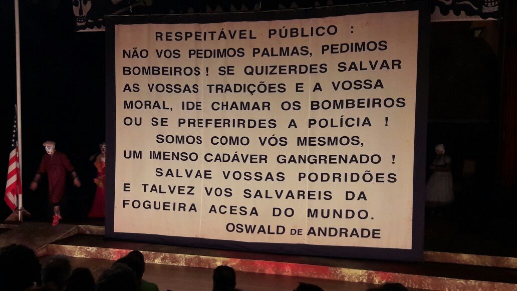 Zé Celso volta ao palco depois de sessão de ‘O Rei da Vela’, quebrando a tradição de não retornar para os aplausos, porque queria discursar ao público sobre a contenda com Silvio Santos – 29/10/2017