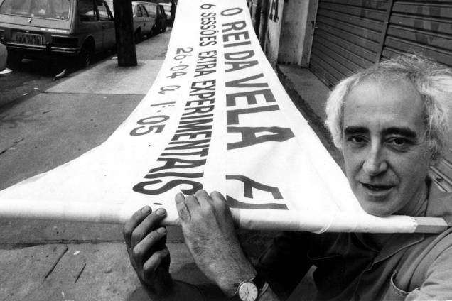 O diretor José Celso Martinez Corrêa exibe faixa da peça "O Rei da Vela", em São Paulo (SP). (São Paulo (SP) - 27/04/1984. O diretor José Celso Martinez Corrêa exibe faixa da peça "O Rei da Vela", em São Paulo (SP). (São Paulo (SP) - 27/04/1984.