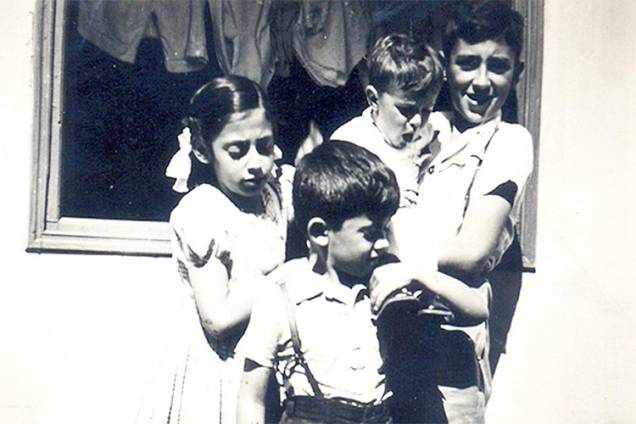 Zé Celso com os irmãos: Lala, Luís e João, no colo Zé Celso com os irmãos: Lala, Luís e João, no colo