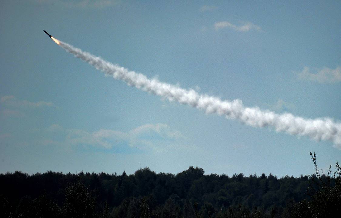 Míssil do sistema de defesa aéreo da Rússia é disparado durante um treinamento em Volka, próximo a Minsk