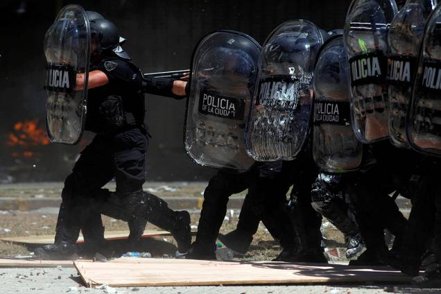 Policiais tentam conter manifestação contra as reformas da previdência social enquanto legisladores debatem o assunto em Buenos Aires, na Argentina Policiais tentam conter manifestação contra as reformas da previdência social enquanto legisladores debatem o assunto em Buenos Aires, na Argentina
