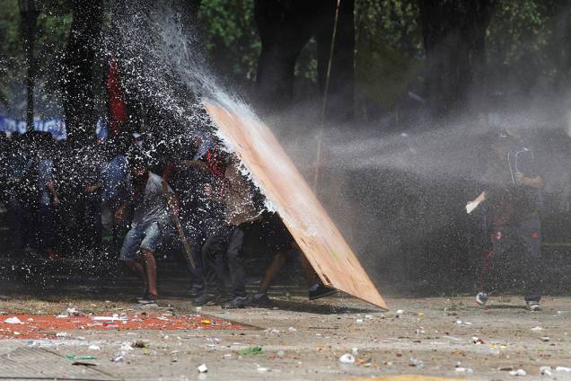 Policiais tentam conter manifestação contra as reformas da previdência social enquanto legisladores debatem o assunto em Buenos Aires, na Argentina Policiais tentam conter manifestação contra as reformas da previdência social enquanto legisladores debatem o assunto em Buenos Aires, na Argentina