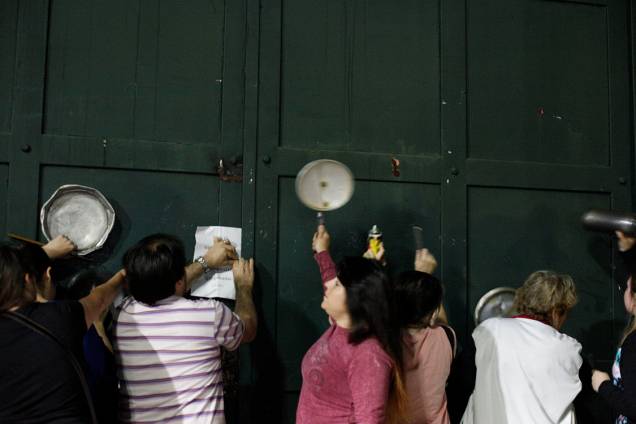 Manifestantes protestam batendo panelas em frente à residência presidencial contra as reformas da previdência social em Buenos Aires, na Argentina Manifestantes protestam batendo panelas em frente à residência presidencial contra as reformas da previdência social em Buenos Aires, na Argentina