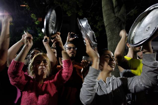 Manifestantes protestam batendo panelas em frente à residência presidencial contra as reformas da previdência social em Buenos Aires, na Argentina Manifestantes protestam batendo panelas em frente à residência presidencial contra as reformas da previdência social em Buenos Aires, na Argentina