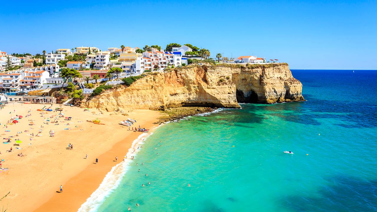 Praia do Carvoeiro no Algarve, Portugal