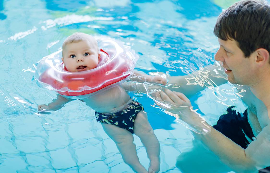 Bebê em piscina de natação