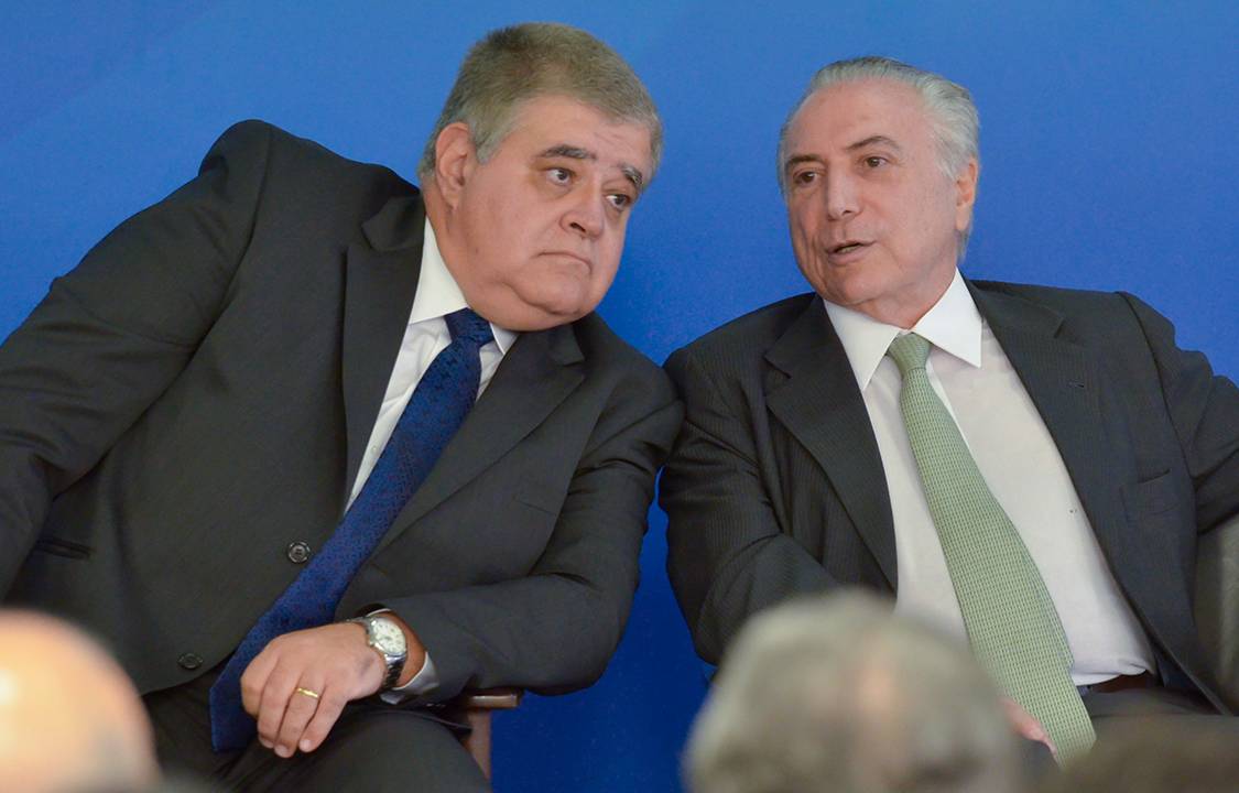 Presidente Michel Temer e o novo ministro da articulação política, Carlos Marun, durante cerimônia de posse no Palácio do Planalto, em Brasília