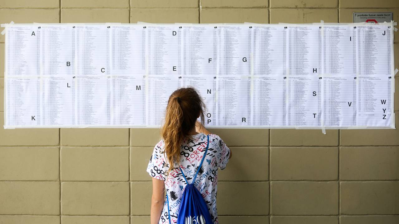 Candidata confere nome em lista, antes da aplicação da primeira fase da Fuvest, na Faculdade de Economia, Administração e Contabilidade da USP, zona oeste de São Paulo (SP) - 26/11/2017
