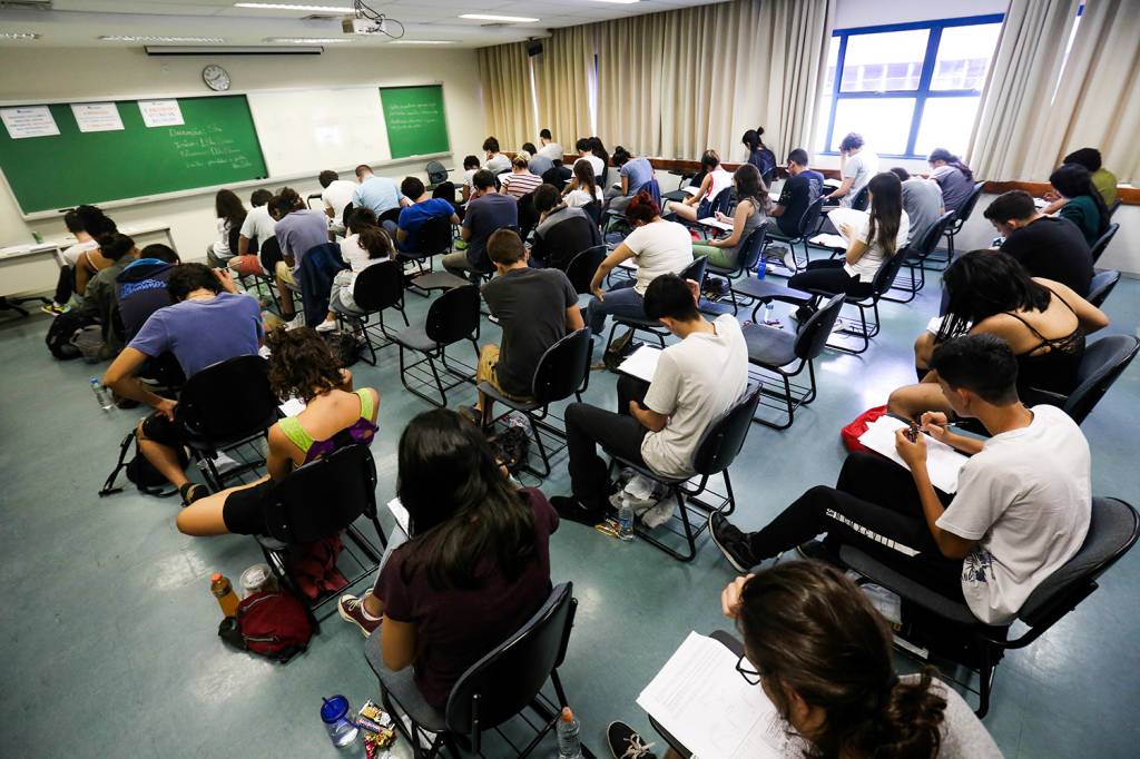 Candidatos realizam a primeira fase das provas da Fuvest, na FEA - Faculdade de Economia, Administração e Contabilidade da USP, zona oeste de São Paulo (SP) - 26/11/2017