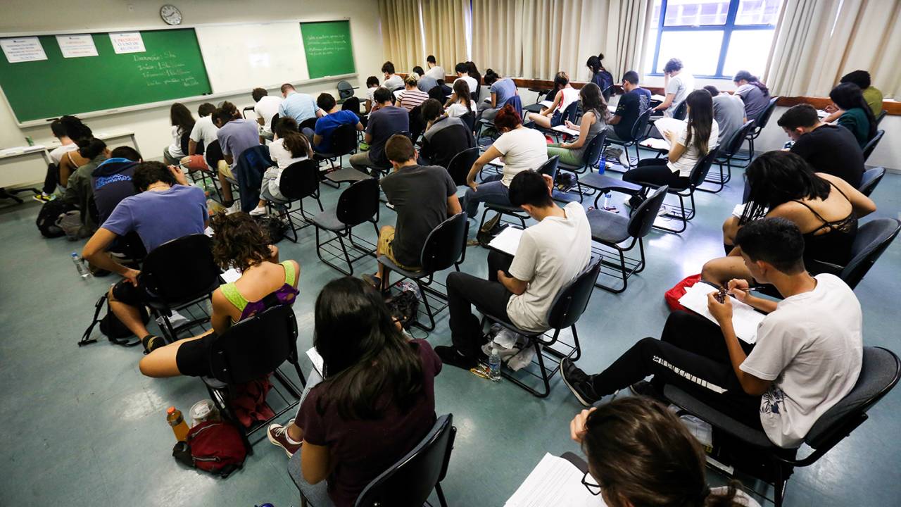 Candidatos realizam a primeira fase das provas da Fuvest, na FEA - Faculdade de Economia, Administração e Contabilidade da USP, zona oeste de São Paulo (SP) - 26/11/2017