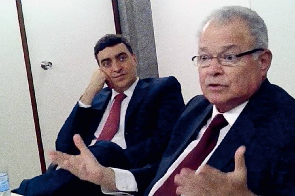 Relação desfeita – Emilio Odebrecht (na foto, com o diretor Adriano Maia) visitou o filho só quatro vezes: sem abraços