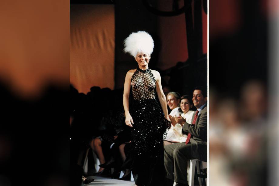 A atriz Vera Fischer participando do desfile do estilista Ocimar Versolato, na Estação Júlio Prestes, em São Paulo (SP) - 01/12/1996