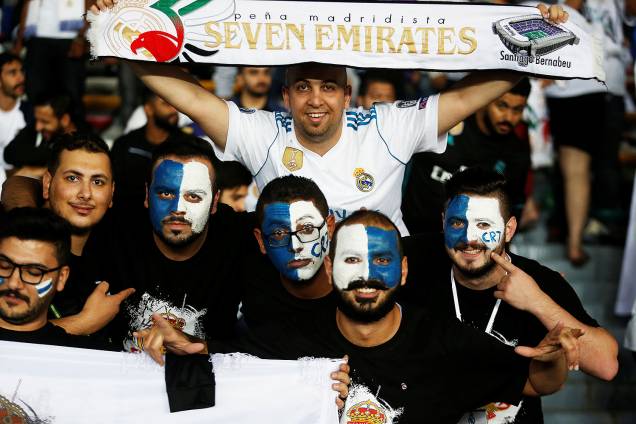 Torcedores posam para foto antes da final do Mundial de Clubes da FIFA, realizada entre Grêmio e Real Madrid, no estádio Xeique Zayed, em Abu Dhabi - 16/12/2017 Torcedores posam para foto antes da final do Mundial de Clubes da FIFA, realizada entre Grêmio e Real Madrid, no estádio Xeique Zayed, em Abu Dhabi - 16/12/2017