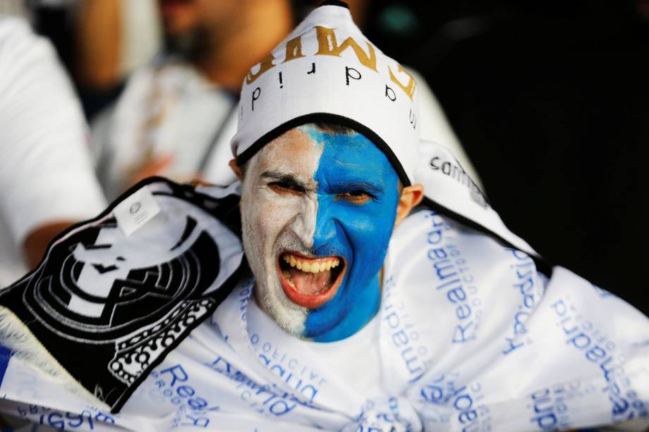 Torcedores posam para foto antes da final do Mundial de Clubes da FIFA, realizada entre Grêmio e Real Madrid,  no estádio Xeique Zayed, em Abu Dhabi - 16/12/2017