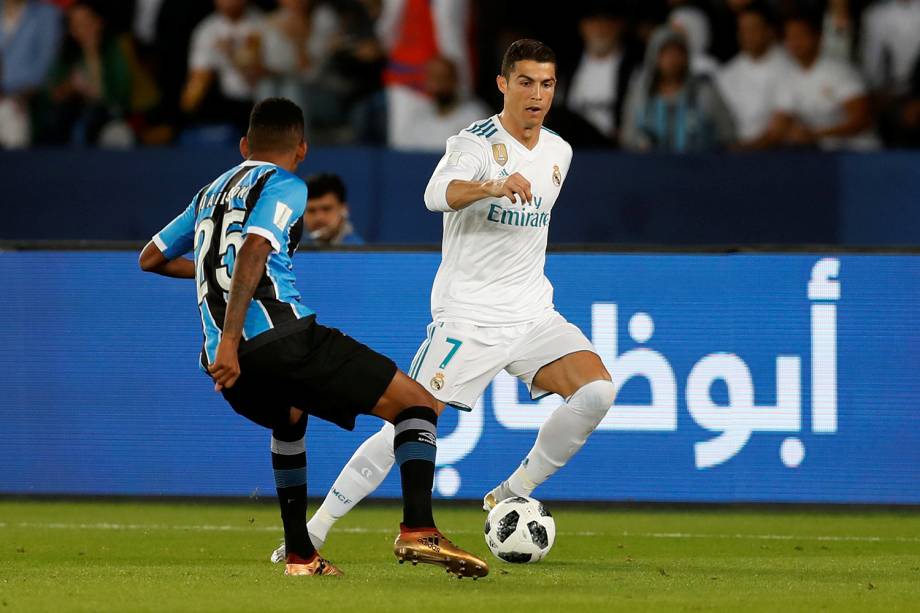 Cristiano Ronaldo e Jailson, durante partida entre Real Madrid e Grêmio, válida pela final do Mundial de Clubes da FIFA, realizada no Estádio Xeique Zayed, em Abu Dhabi - 16/12/2017