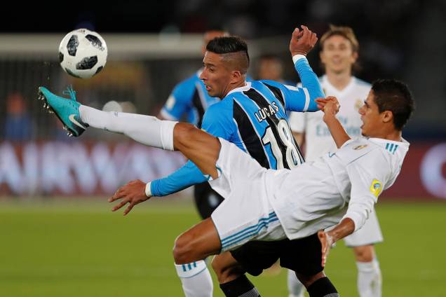 Varane e Lucas Barrios disputam bola durante partida entre Grêmio e Real Madrid, válida pela final do Mundial de Clubes da FIFA, realizada no Estádio Xeique Zayed, em Abu Dhabi - 16/12/2017 Varane e Lucas Barrios disputam bola durante partida entre Grêmio e Real Madrid, válida pela final do Mundial de Clubes da FIFA, realizada no Estádio Xeique Zayed, em Abu Dhabi - 16/12/2017