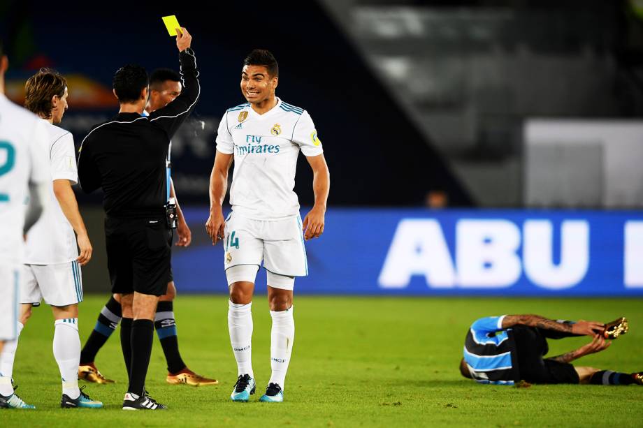 O jogador Casemiro, do Real Madrid, recebe cartão amarelo durante partida contra o Grêmio, válida pela final do Mundial de Clubes da FIFA, realizada no Estádio Xeique Zayed, em Abu Dhabi - 16/12/2017