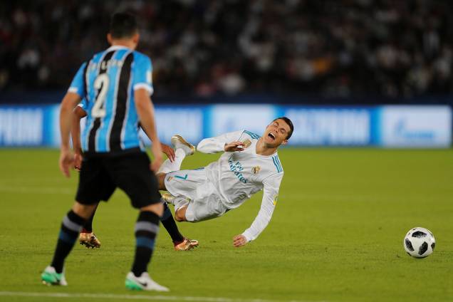 Cristiano Ronaldo recebe falta durante partida contra o Grêmio, válida pela final do Mundial de Clubes da FIFA, realizada no Estádio Xeique Zayed, em Abu Dhabi - 16/12/2017 Cristiano Ronaldo recebe falta durante partida contra o Grêmio, válida pela final do Mundial de Clubes da FIFA, realizada no Estádio Xeique Zayed, em Abu Dhabi - 16/12/2017