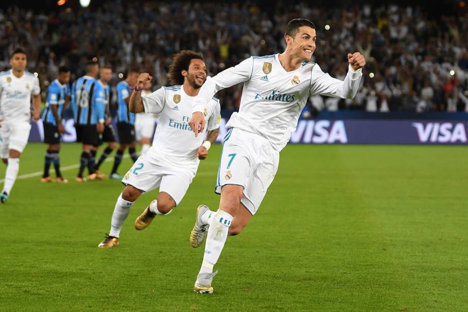 Cristiano Ronaldo comemora após marcar gol de falta durante partida contra o Grêmio, válida pela final do Mundial de Clubes da FIFA, realizada no Estádio Xeique Zayed, em Abu Dhabi - 16/12/2017