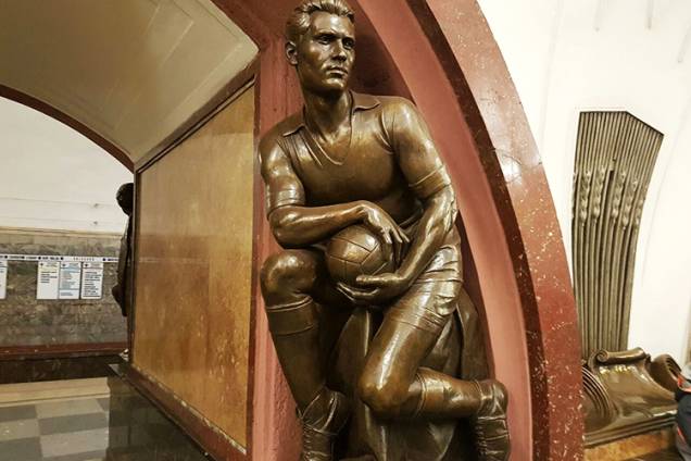 Estátua de jogador de futebol na estação Ploshchad Revolyutsii Estátua de jogador de futebol na estação Ploshchad Revolyutsii