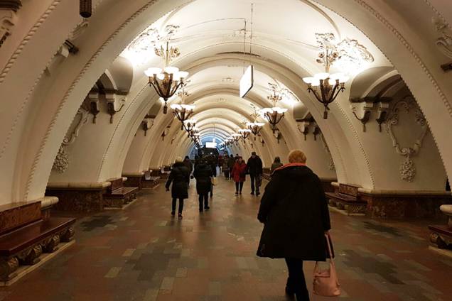 Movimentação em estação de metrô na Rússia Movimentação em estação de metrô na Rússia