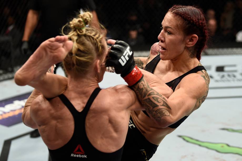 A brasileira Cris Cyborg vence a americana Holly Holm por decisão unânime e mantém o cinturão dos penas feminino no UFC 219 em Las Vegas - 30/12/2017