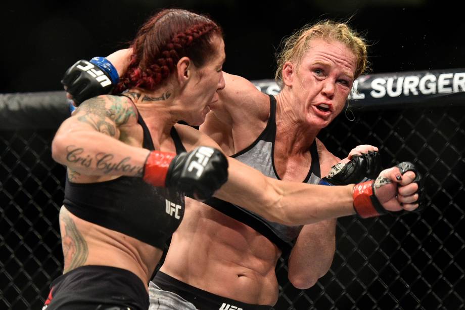 A brasileira Cris Cyborg vence a americana Holly Holm por decisão unânime e mantém o cinturão dos penas feminino no UFC 219 em Las Vegas - 30/12/2017