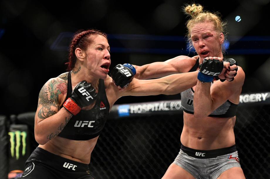 A brasileira Cris Cyborg vence a americana Holly Holm por decisão unânime e mantém o cinturão dos penas feminino no UFC 219 em Las Vegas - 30/12/2017