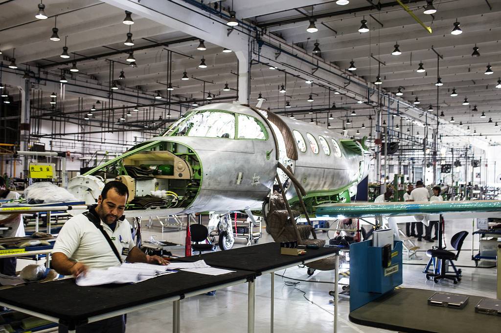 Bolsa de valores de ‘ressaca’ volta a cair; Embraer segue com supervalorização