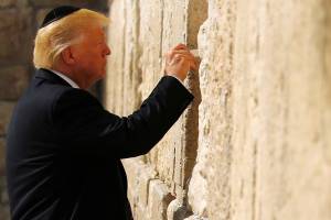 O presidente Donald Trump deixa um bilhete no Muro das Lamentações, em Jerusalém – 22/05/2017 O presidente Donald Trump deixa um bilhete no Muro das Lamentações, em Jerusalém – 22/05/2017