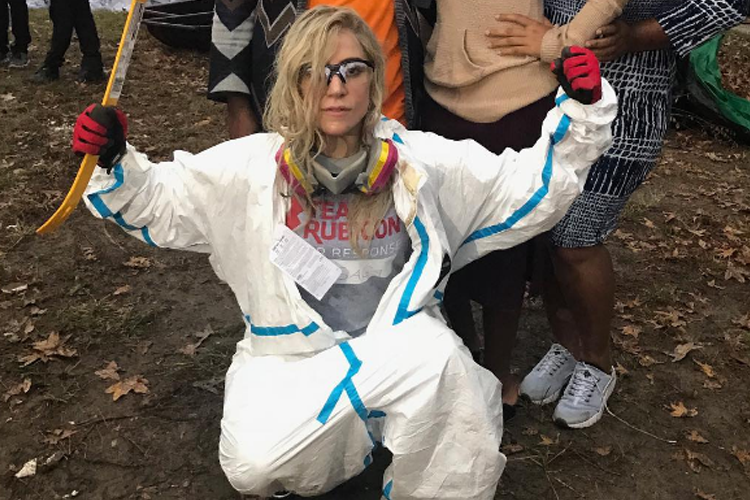 Lady Gaga ajuda vítimas do furacão Harvey antes de show